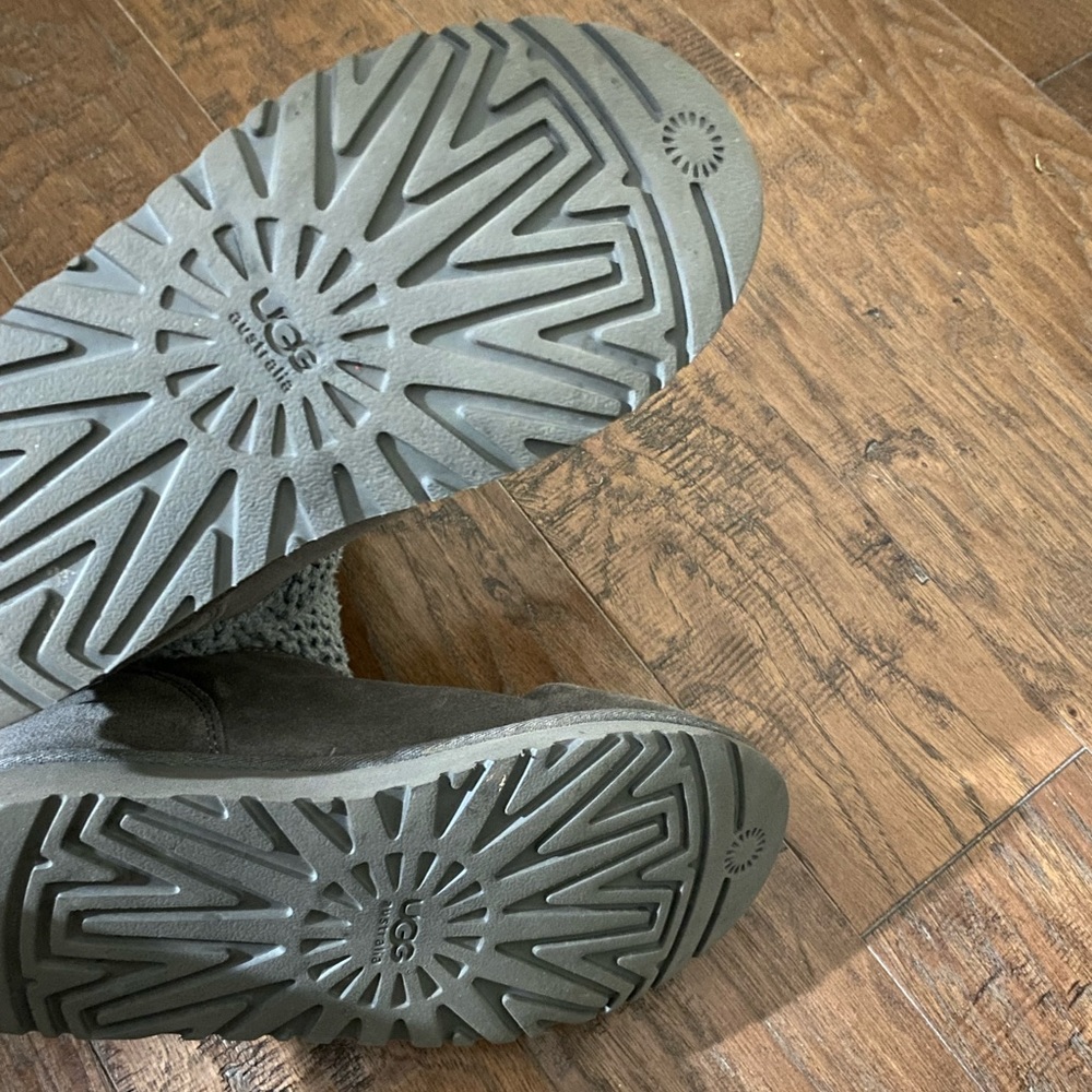 UGGS ! Beautiful grey - Picture 9 of 11